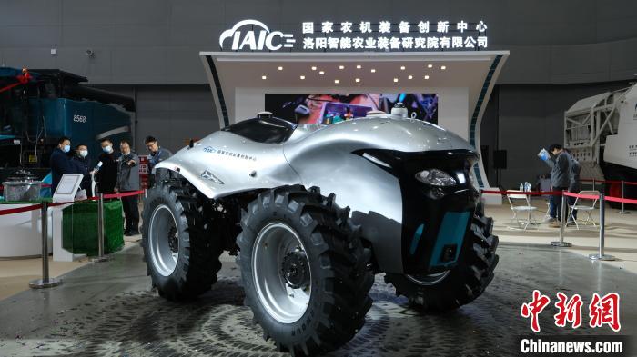 圖為50馬力輪邊/輪轂電機(jī)電動(dòng)拖拉機(jī)。　張怡瀟 攝